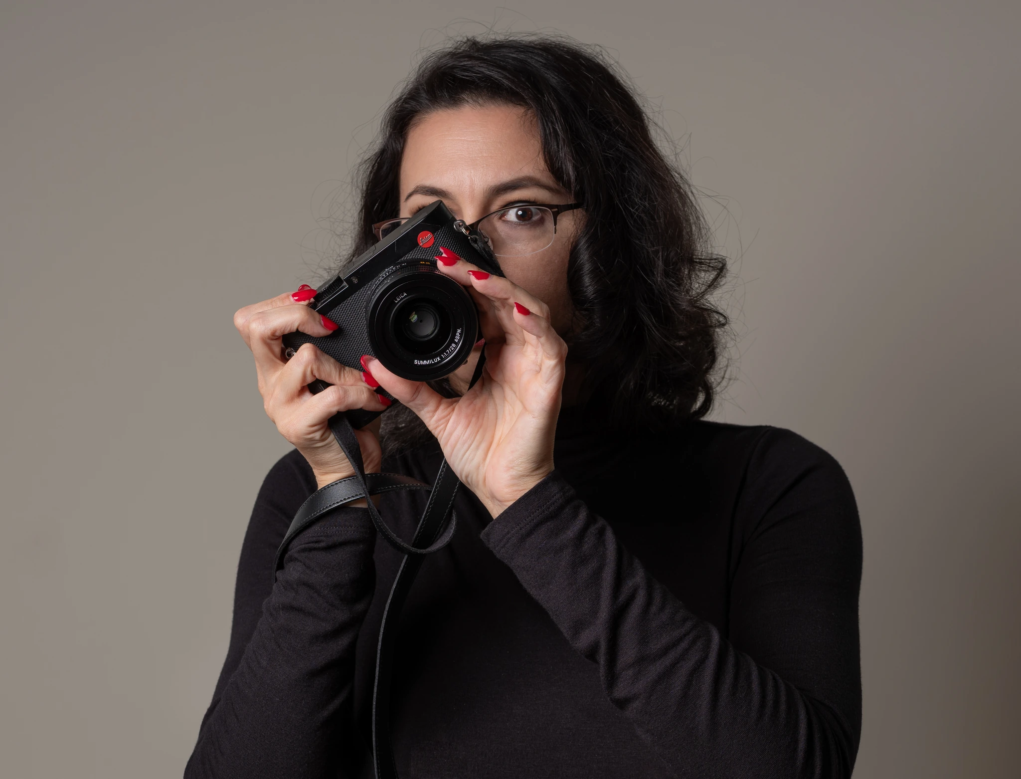 headshot of richmond va woman photographer with lecia q